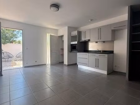 à louer – appartement t2 avec extérieur et parking – secteur pia / bompas