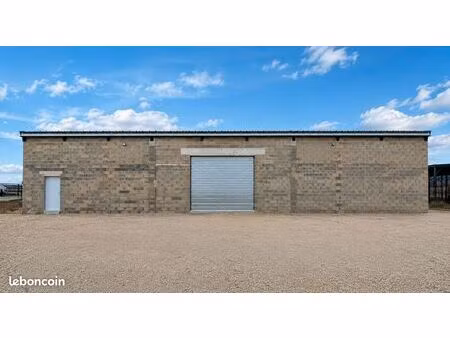 hangar 380m² + 10 places de parkings