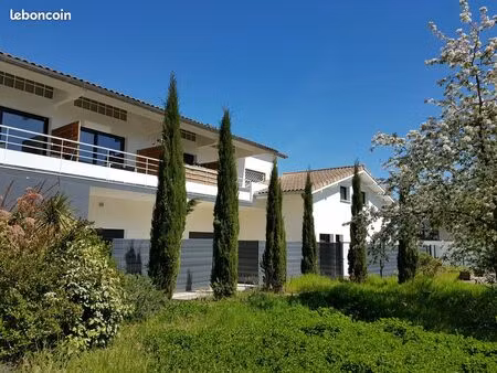 t2 duplex meuble avec terrasse au calme