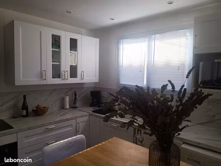 rare maison avec stationnement et extérieur centre ville