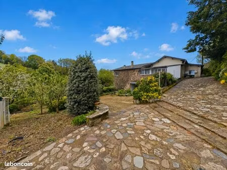propriété atypique indépendante avec terrain et garage