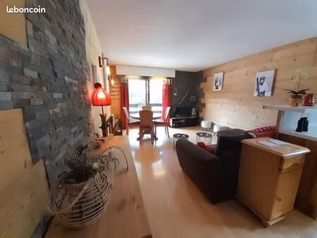 grand studio 32m2 parking prive cave petit châtel
