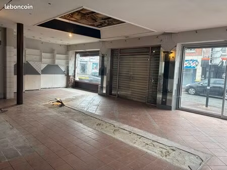 local commercial d’angle – visibilité exceptionnelle–sans pas de porte - parking possible