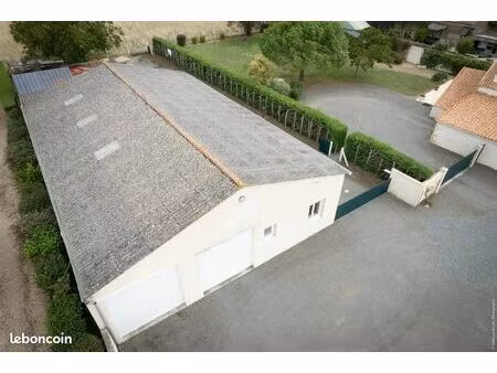 atelier 400 m² thénezay