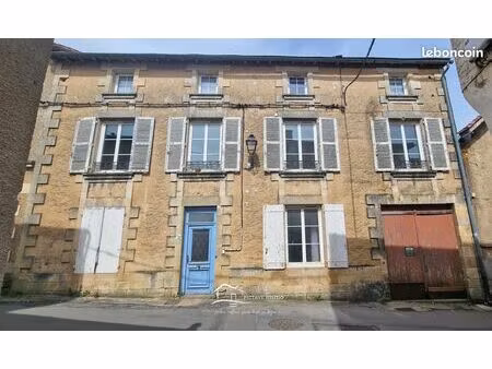 immeuble 243 m² lusignan
