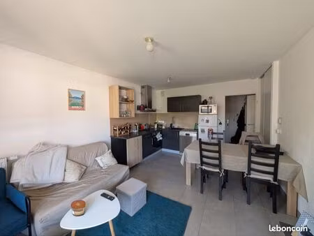 location t2 avec terrasse et double garage à valleiry