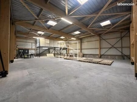 local industriel 740 m²