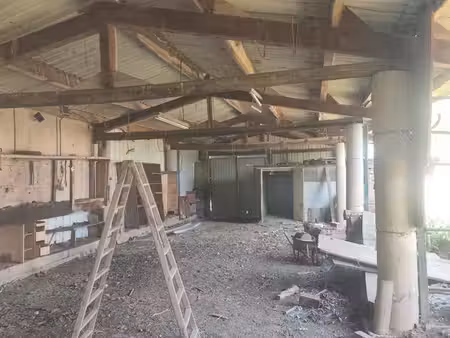 entrepôt 140 m2 à louer sur 700 m2 de terrain clôturé avec appentis en plus