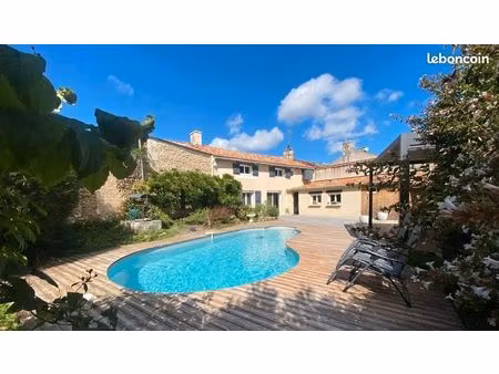 longère en pierre de 130 m² à quinçay  4 chambres  piscine et dépendances  sur 1540 m²