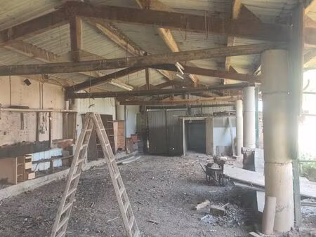 hangar 140 m2 à louer sur 500 m2 de terrain clôturé