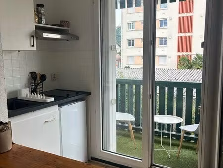 agréable studio meublé avec balcon et stationnement privée à deux pas de la fac