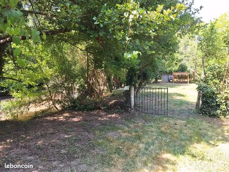 au bord d’un ruisseau – terrain de loisir clôturé de plus de 1 000 m² à 110 /mois