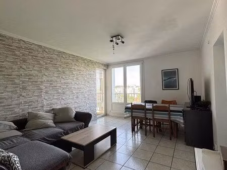 chambre à louer dans un appartement pour juillet-aout 2026