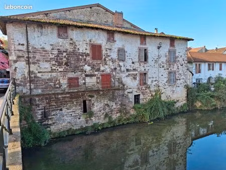 bâtiment historique au cœur de saint-jean-pied-de-port