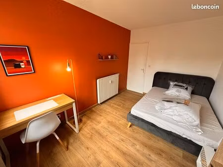 chambre dans appartement rénové et meublé à neuf pour etudiant ou jeune travailleur