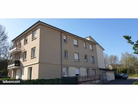 particulier vend f2 de 46 m2 avec parking situé à 5 mn du chu et des facs (sciences et let