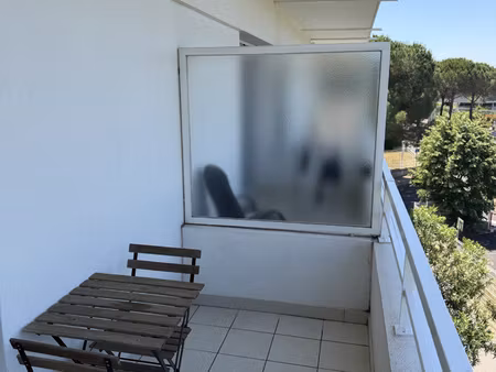 beau studio meublé avec terrasse