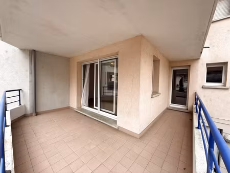 charmant 3 pièces avec balcon  ascenseur et cuisine équipée