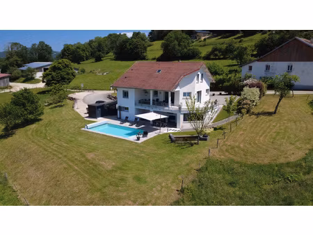 maison parfaitement entretenue édifiée sur un terrain de +17