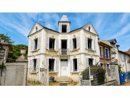 maison de type bourgeoise vendue louée a 1200 € charges comprise à étampes avec garage.