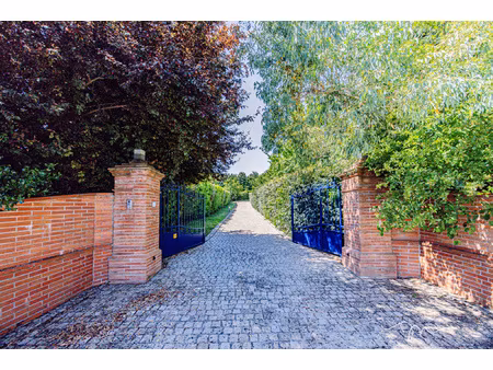 villa de 335m2 avec maison d'été  piscine et jardin de + de