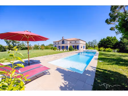 villa de 335m2 avec maison d'été  piscine et jardin