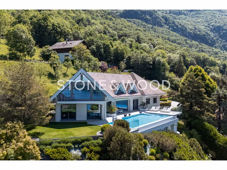 villa d'exception avec une vue panoramique sur le lac et les