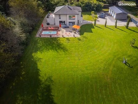 propriété neuve dans un écrin de verdure