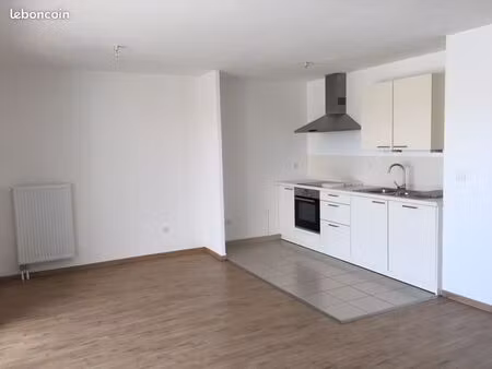 particulier loue t3  59 m2  5ème et dernier étage + parking  clos de l'epicentre roubaix  