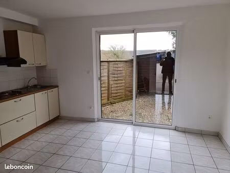 à louer f1 bis  centre buchy  430 par mois