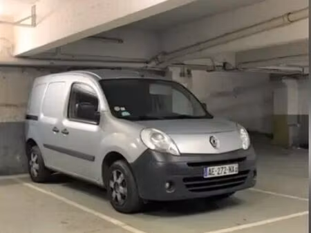 parking sécurisé par badge à l'entresol du 23 rue richer 75009 (croisement rue de trévise)