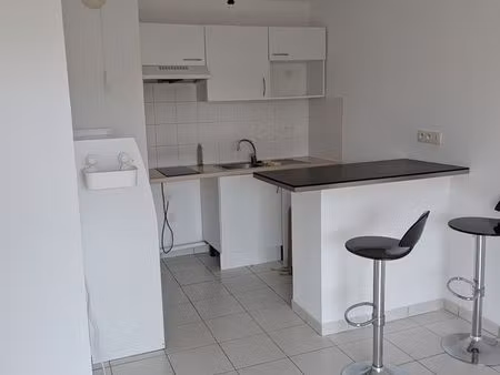 appartement 2 pièces 44 m²  balcon et parking