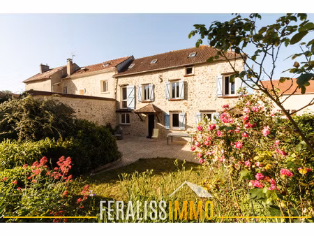 magnifique maison en pierre sur jardin fleuri !