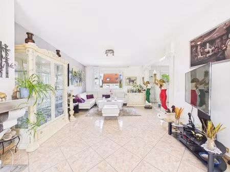 maison familiale avec piscine couverte et grands volumes à montf