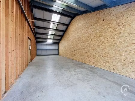 surface commerciale à louer à zoning de la voie cuivrée 2 dinant (vbe30421)