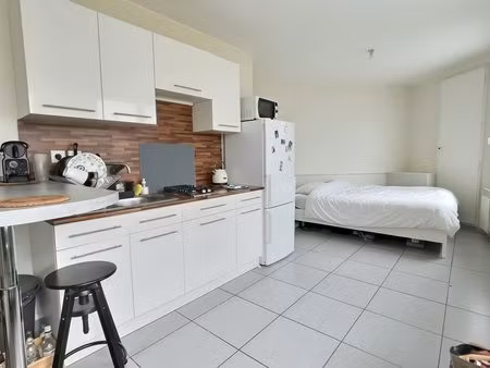 t1 residence recente avec stationnement