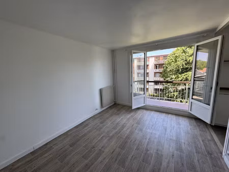 beau studio refait a neuf avec balcon et cave - situé a 15 m