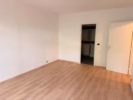 grand studio de 36 m2 a louer dans résidence calme à meudon