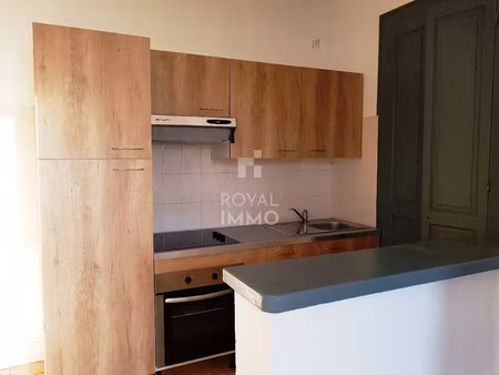appartement t2 au 1er étage  comprenant  séjour avec cuisine