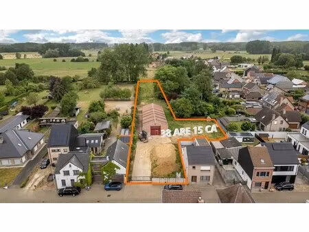 loods met bijhorende percelen (bouwgrond)