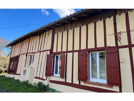location appartement  m² t-3 à perquie  540 €