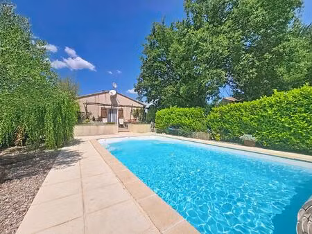 une villa de plain-pied impeccable  avec piscine et superbe jardin paysager  prête à vivre