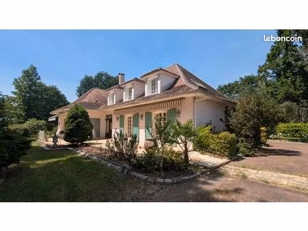 maison 7 pièces 207 m²