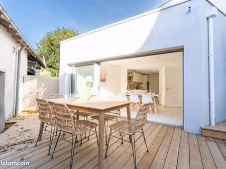 a louer - superbe maison meublée 5 pièces 105m² + terrasse et dépendances - bourg de sucé-