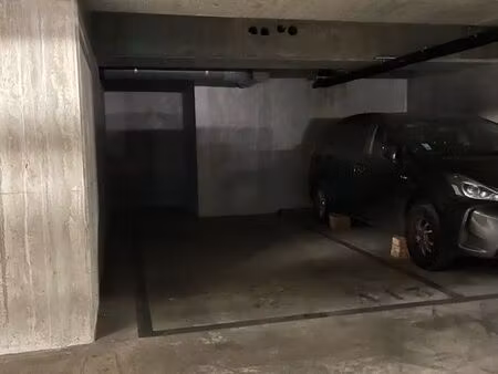 parking privé à côté de la vache noire