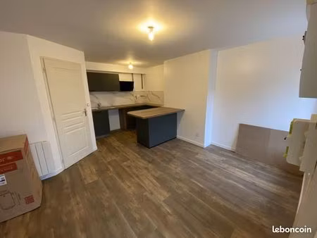 studio refait à neuf 23 m2 avec grande terrasse quartier marronniers bourges