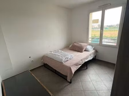 une. chambre à louer