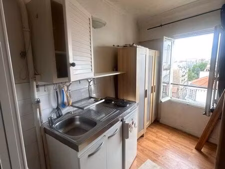 “studio meublé lumineux – paris 16e – ascenseur – disponible”