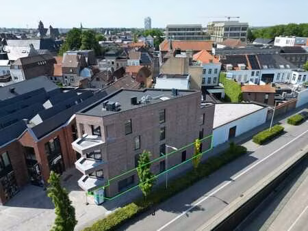 espace commercial au rez-de-chaussée avec potentiel