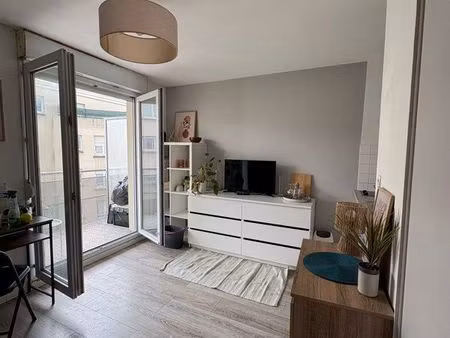 studio terrasse et parking souterrain résidence sécurisée parfait état